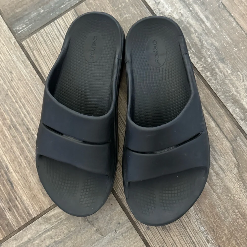 Oofos OOahh Slide Sandal in Black size Men’s 9 or Women’s 11
